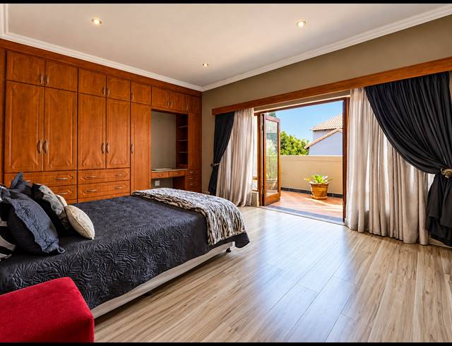 5 BEDROOM FREEHOLD FOR SALE IN MIDSTREAM ESTATE